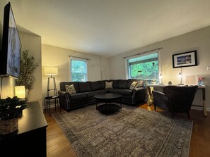 Smart TV, books - Relax & Reset in Nature on 5 Acres Just Minutes from Downtown Bardstown (Bardstown)