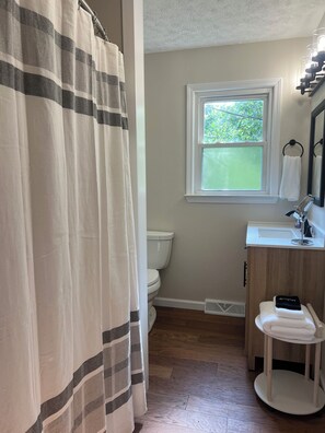 Hair dryer, towels, soap, shampoo - Relax & Reset in Nature on 5 Acres Just Minutes from Downtown Bardstown (Bardstown)