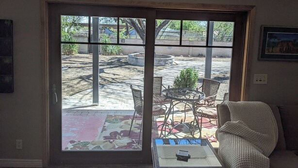 Een kamer met een schuifglazen deur die uitkomt op een terras.