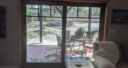 2BR/2B Comfy Bungalow close to UofA