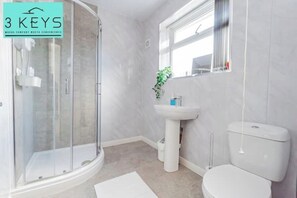 Asciugacapelli, asciugamani, sapone, carta igienica