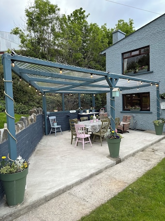 Outdoor dining. Traditional Irish Farmhouse in the Centre of Carlingford -Memory Lane Farmhouse