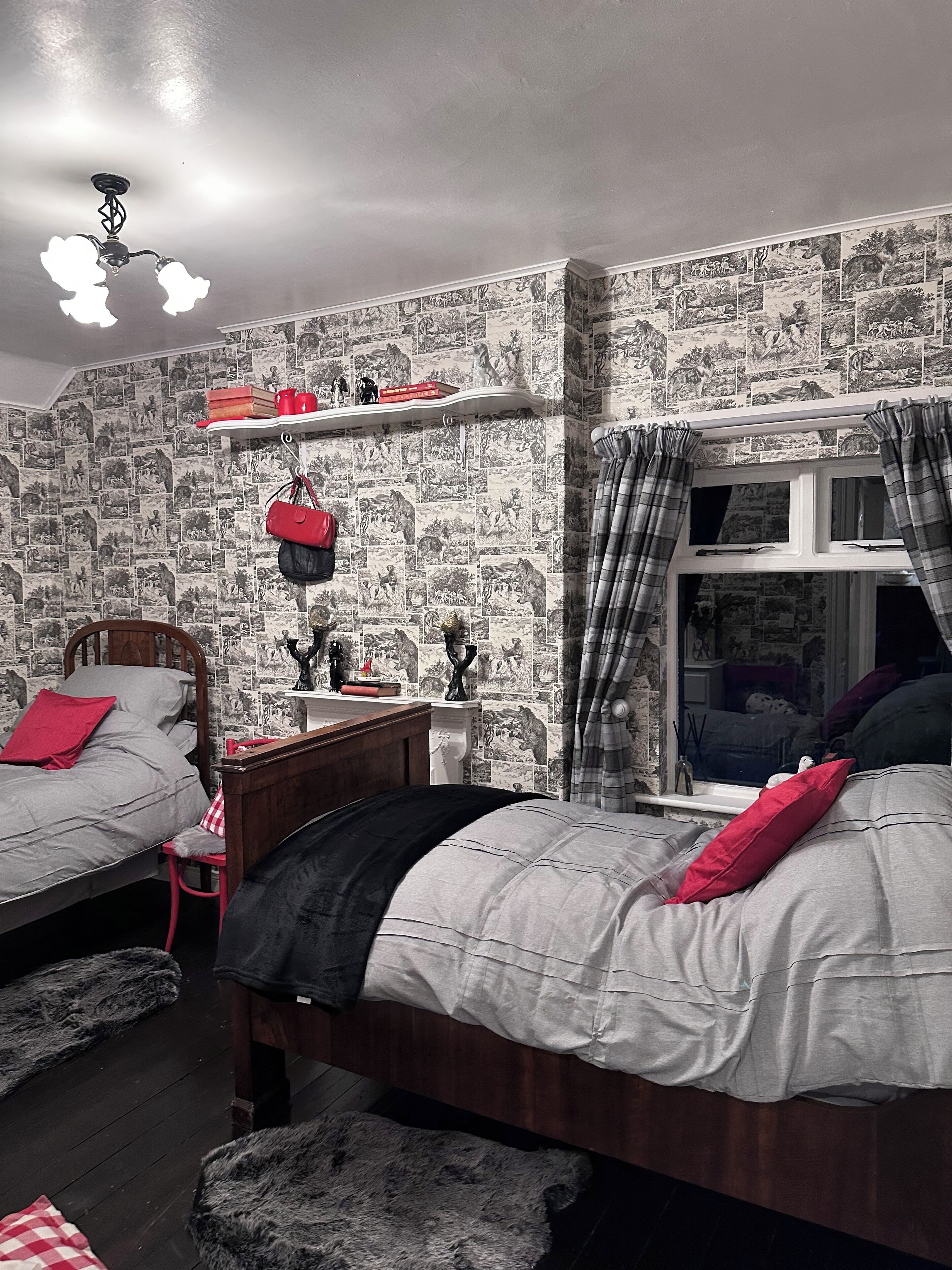 4 soverom, skrivebord, strykejern/-brett og reiseseng for barn