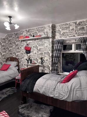 4 chambres, bureau, fer et planche à repasser, lit parapluie