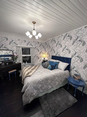 4 bedrooms, desk, iron/ironing board, travel cot