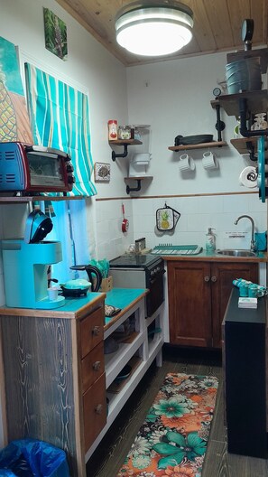 Fridge, oven, stovetop, coffee/tea maker - Sugar Cakes Tiny house (Governors harbour)