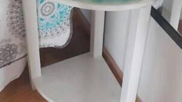 1 soverom, skrivebord, strykejern/-brett og reiseseng for barn