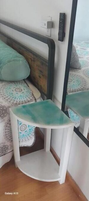 1 makuuhuone, työpöytä, silitysrauta/-lauta, vauvan matkasänky