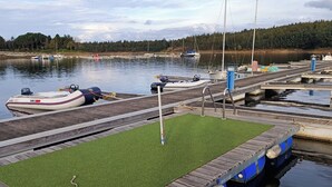 A marina with several boats docked, a wooden pier, and a grassy area. - Mondalva Apartments located in village of Quintela, near to São Pedro de Alva (São Pedro de Alva)