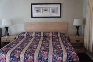 Standard Room, 1 Queen Bed, Non Smoking | 1 bedroom, blackout curtains, iron/ironing board, free WiFi - Budget Inn (El Cerrito)
