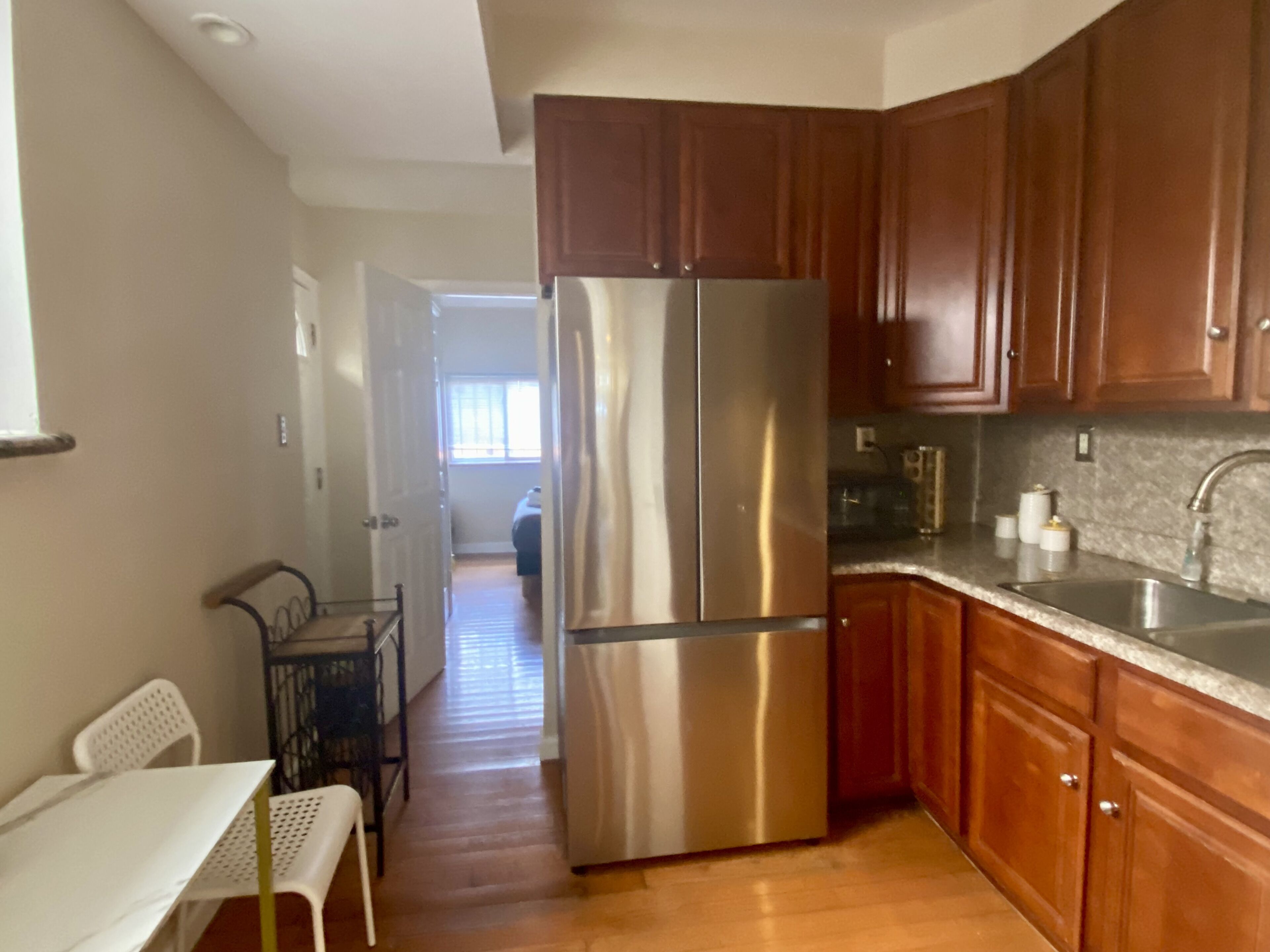 Cozy and budget friendly studio apartment in colorful south philly! 