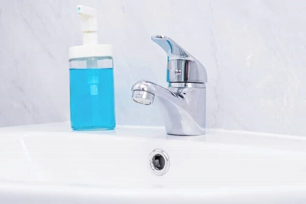 Haartrockner, Handtücher, Seife, Toilettenpapier