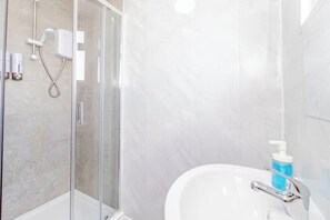 Haartrockner, Handtücher, Seife, Toilettenpapier