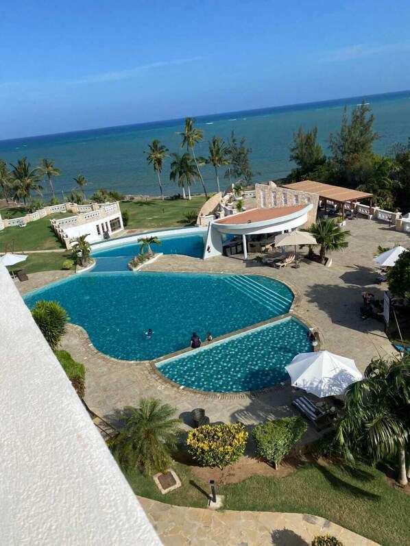 4 piscinas externas