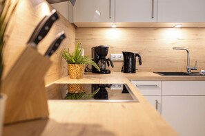 Kühlschrank, Mikrowelle, Ofen, Herdplatte