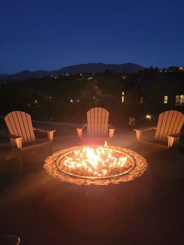 BRAND NEW 22' Indoor pool, 5 en suite bdrs, firepit, and hot tub all with a view