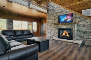 Smart TV, fireplace, video games - BRAND NEW 22' Indoor pool, 5 en suite bdrs, firepit, and hot tub all with a view (Gatlinburg)