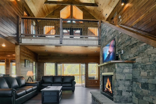 BRAND NEW 22' Indoor pool, 5 en suite bdrs, firepit, and hot tub all with a view