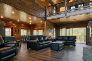 Smart TV, fireplace, video games - BRAND NEW 22' Indoor pool, 5 en suite bdrs, firepit, and hot tub all with a view (Gatlinburg)