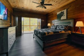 5 bedrooms, desk, iron/ironing board, free WiFi - BRAND NEW 22' Indoor pool, 5 en suite bdrs, firepit, and hot tub all with a view (Gatlinburg)