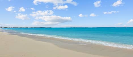 Plage, chaises longues, serviettes de plage