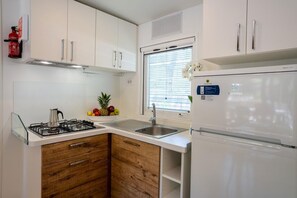 Geladeira, micro-ondas, cooktop, cadeirão de bebê
