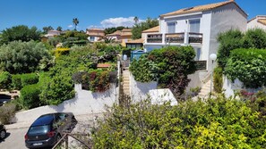 Property grounds - Villa Club de 48 m2, 2 Chambres, Wifi, Clim, vue Mer, 10 mn à Pieds de la Plage (Sanary-sur-Mer)