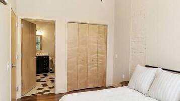 2 bedrooms, iron/ironing board, free WiFi, bed sheets