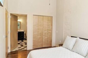 2 makuuhuonetta, silitysrauta/-lauta, ilmainen Wi-Fi, vuodevaatteet