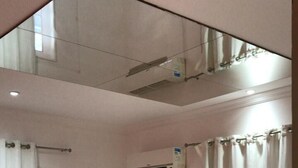 A hotel room with a bed, a bedside table, a mirror, and an air conditioning unit. - Pousada e Restaurante Mar dos Sonhos (Paripueira)