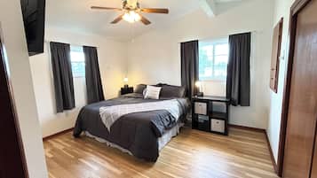 3 bedrooms, desk, iron/ironing board, free WiFi