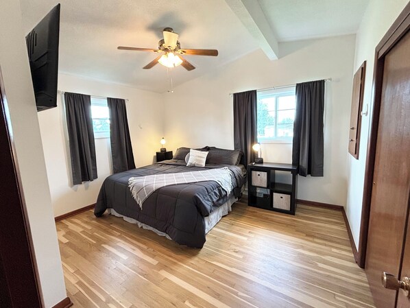 3 bedrooms, desk, iron/ironing board, free WiFi - Kadia’s Place-The One With The Pool Table & TVs (Cedar Rapids)