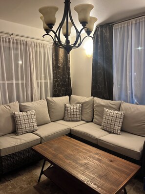 Smart TV - Kadia’s Place-The One With The Pool Table & TVs (Cedar Rapids)