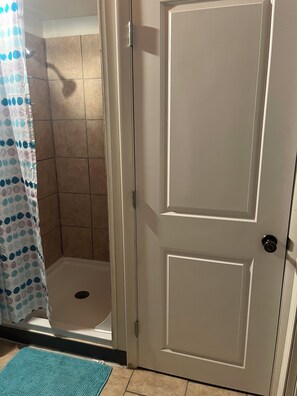 Een douche, een haardroger, handdoeken, zeep