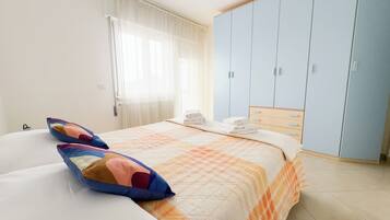 2 Schlafzimmer, BĂŒgeleisen/BĂŒgelbrett, kostenloses WLAN, BettwĂ€sche