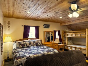 5 bedrooms, iron/ironing board, free WiFi, bed sheets - Santa's Shack Triplex - near Pictured Rocks (Christmas)