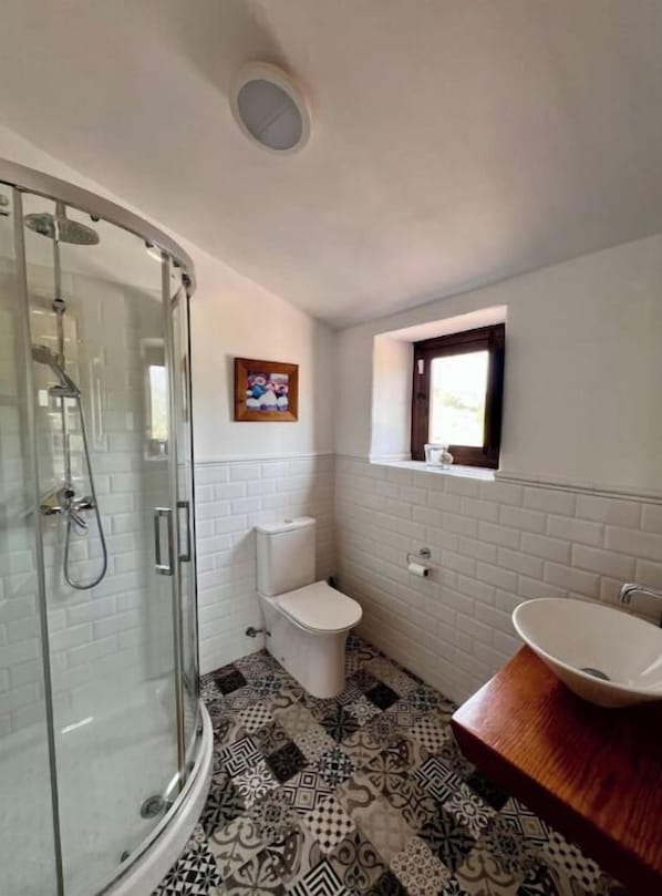 Dusche, Haartrockner, Bidet, Handtücher