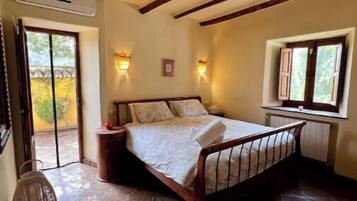 6 slaapkamers, een strijkplank/strijkijzer, wifi, beddengoed