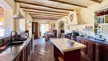 Een koelkast, een oven, een kookplaat