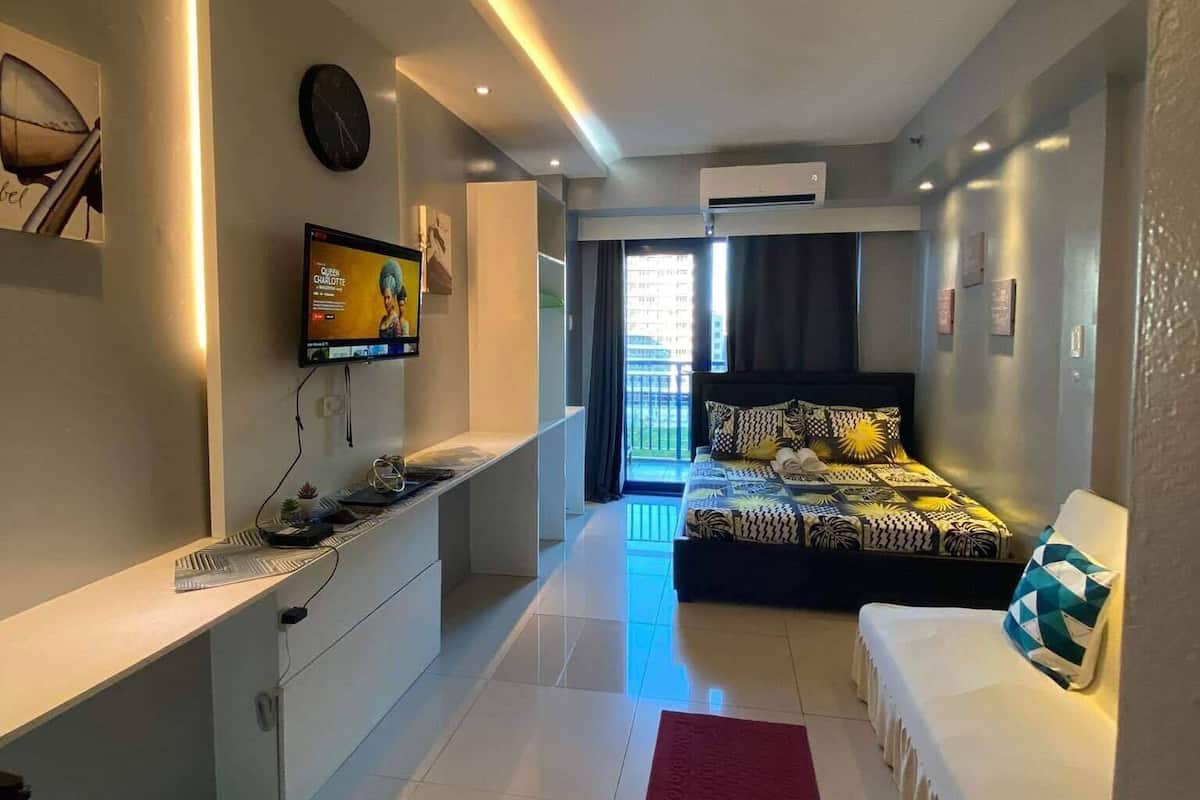 1 bedroom, desk, blackout drapes, WiFi (free)