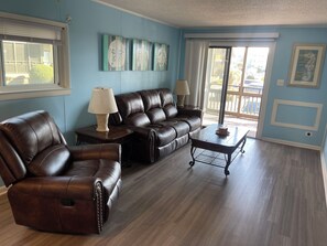 Living area - 2BR/2BA Mariner’s Cove Condo with Marsh Views, Steps to Ocean (Myrtle Beach)