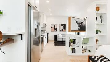 2 bedrooms, desk, iron/ironing board, WiFi