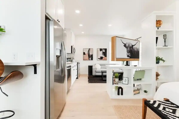 2 bedrooms, desk, iron/ironing board, WiFi