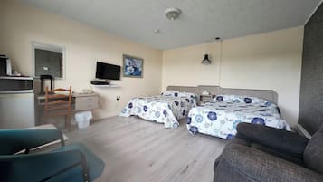 Phòng 4 tiện nghi đơn giản, 2 giường đôi | 1 phòng ngủ, bàn, khu vực làm việc phù hợp cho laptop, màn/rèm cản sáng