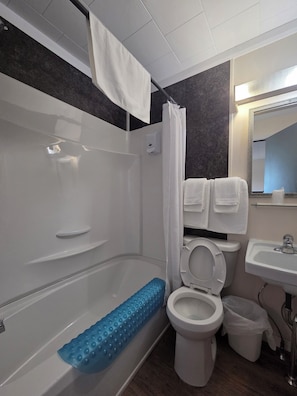 Comfort Double Room | Bathroom | Combined shower/bathtub, towels, soap, toilet paper