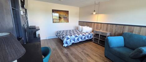 Skrivbord, arbetsyta för laptop, mörkläggningsgardiner och gratis wi-fi