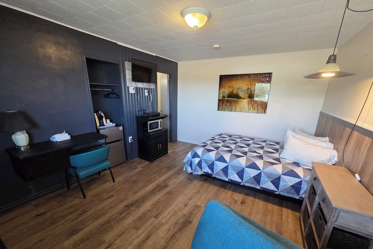 Comfort Double Room | 1 bedroom, desk, laptop workspace, blackout drapes