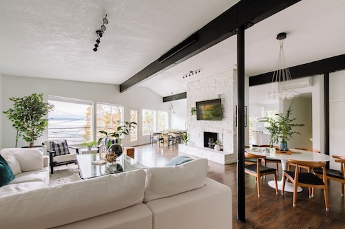 Water & Mountain Views - Luxury City Retreat
