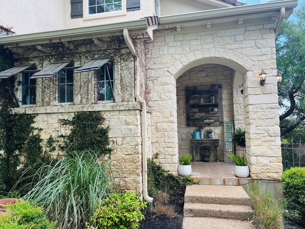 Exterior - Luxurious Oasis Only 20 Min From Austin City Center! (Bee Cave)