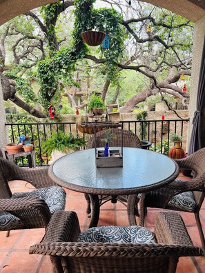 Outdoor dining - Luxurious Oasis Only 20 Min From Austin City Center! (Bee Cave)